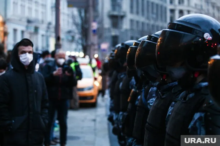 Полиция в Манчестере, Лондоне и Лидсе разнимала протестующих против прибытия нелегальных мигрантов, заявил ITV
