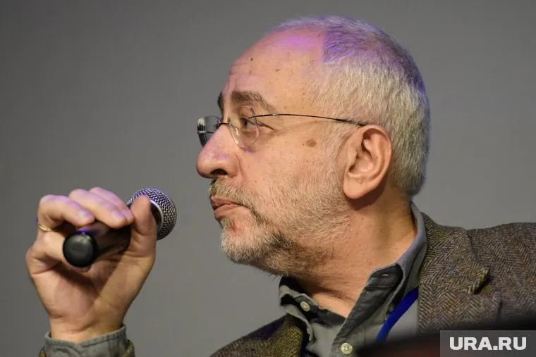 По мнению Николая Сванидзе, рассуждать о Великой отечественной войне должны профессиональные историки