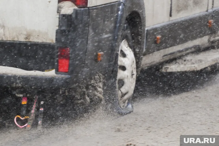 Снег осложнил движение по трассе