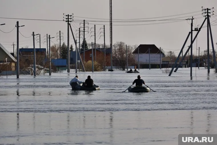 Несмотря на опасность, курганцы самостоятельно плавают на лодках