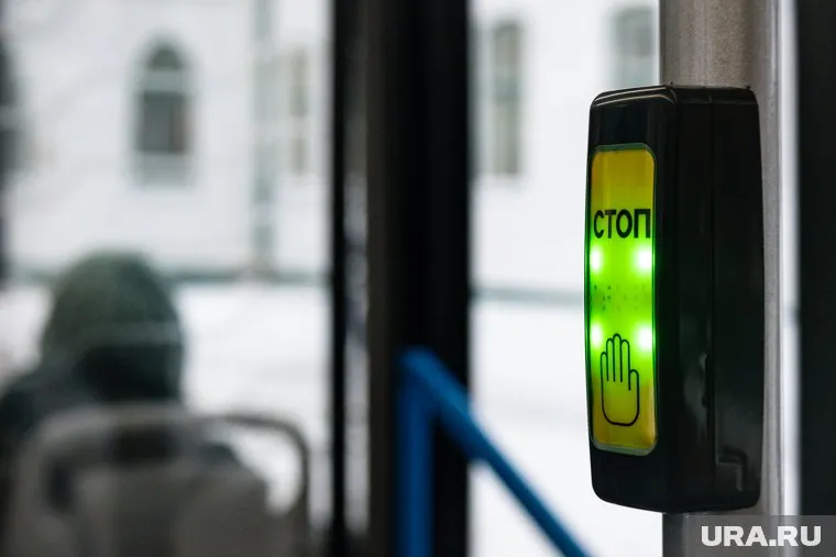 По словам пассажиров, водитель не сразу открыл двери автобуса, которыми зажало ребенка