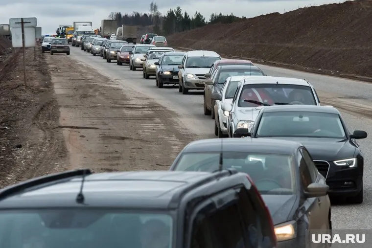 Вероятно, это связанно с укороченным рабочим днем и слякотью на дорогах