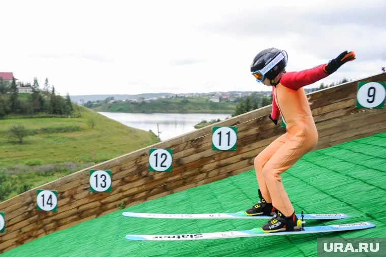 Юные воспитанники спортшколы показали Алексею Текслеру, как тренируются летом