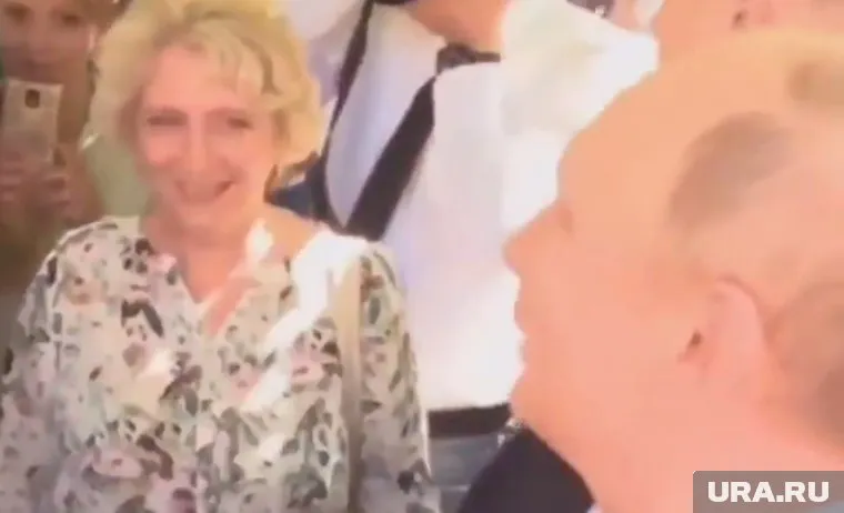 Говорить президенту пришлось на трех языках