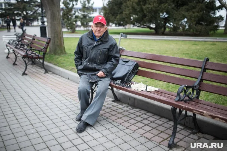 Сейчас на одного пенсионера приходится менее двух работающих людей