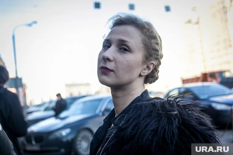 Девушка летит в Шотландию