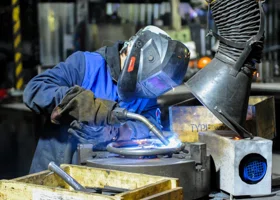 Челябинские работодатели расхватывают сварщиков на зарплату от 150 тысяч рублей
