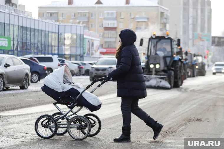 В результате ДТП коляска перевернулась