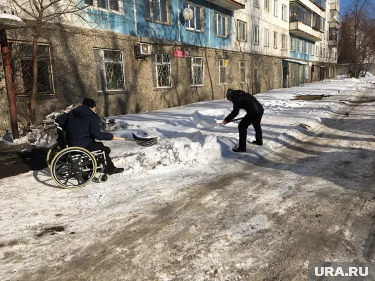 Челябинские инвалиды взяли в руки лопаты, чтобы очистить двор от снега