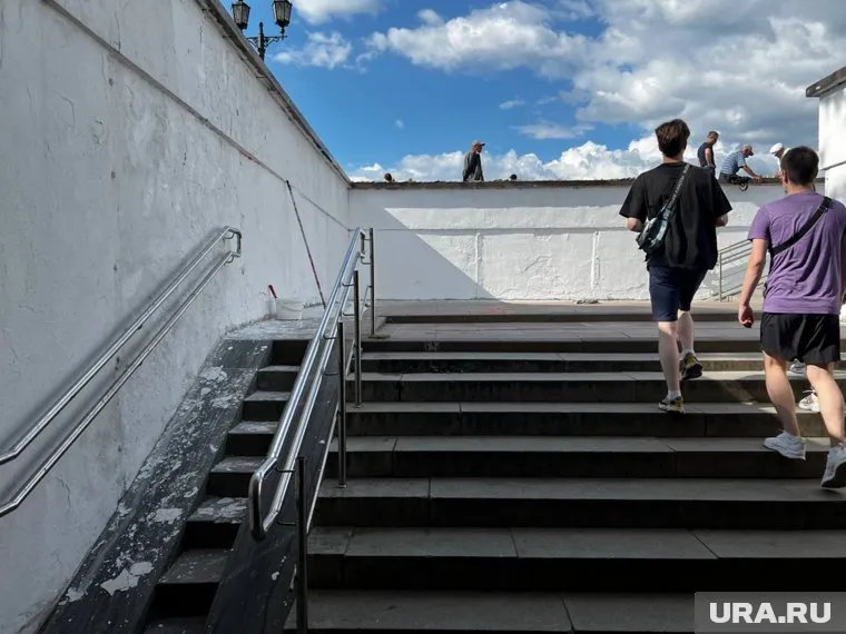 Рабочие начали закрашивать рисунки на стенах в знаменитом переходе