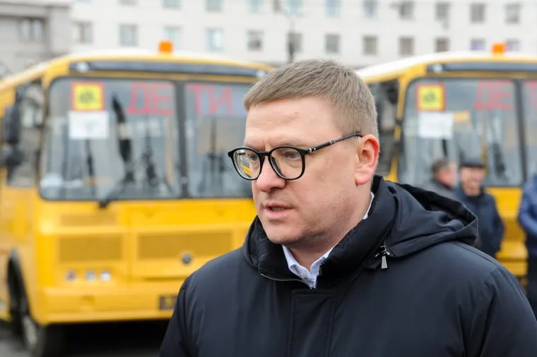 Алексей Текслер на передаче муниципалитетам новых школьных автобусов. Челябинск