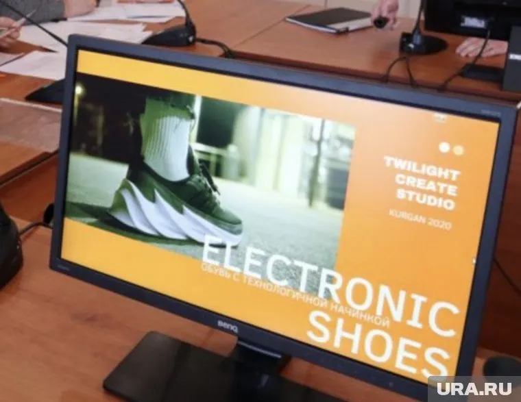 Второе место занял проект Даниила Хлебовского «eShoes — Умная обувь, которая вырабатывает электроэнергию при ходьбе»