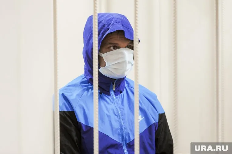 Александр Калитюк спрятался от камер под маской и капюшоном