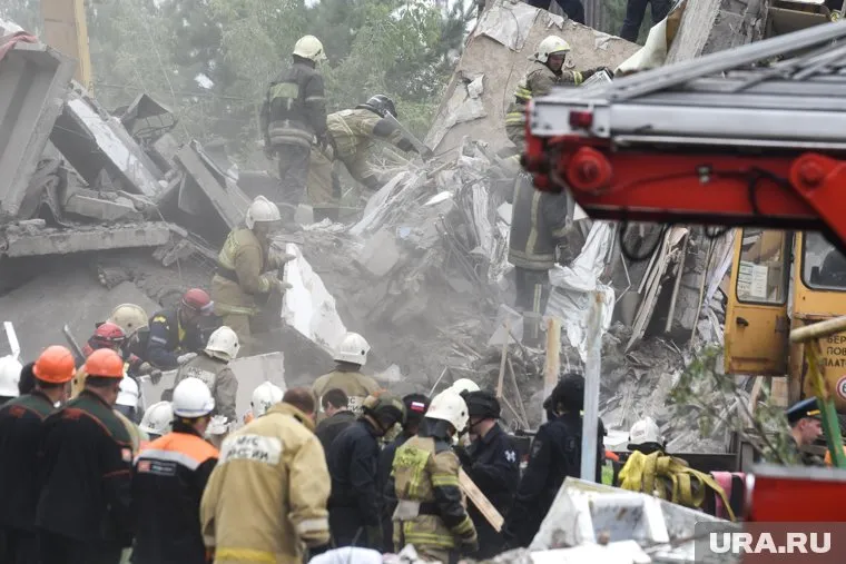 Девочка оказалась глубоко под завалами