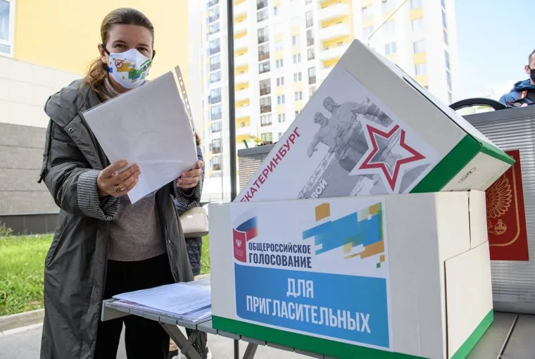 Презентация шатров для голосования за поправки в Конституцию РФ. Екатеринбург