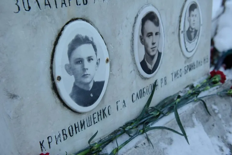 Возложение цветов на могиле "дятловцев" по случаю 58-ой годовщины гибели группы. Екатеринбург