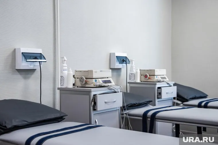 Во время отравления нужно измерить температуру, и при ее наличии обратиться к врачу, заявил Вялов