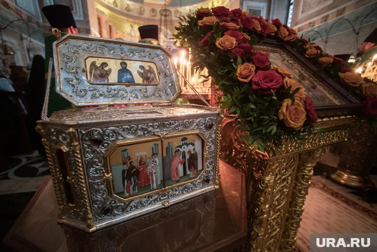 Самолет с частицами мощей ушел на запасной аэродром в Челябинск