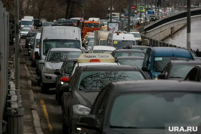 Чтобы не стоять в пробках, в мэрии жителям посоветовали пересесть на общественный транспорт