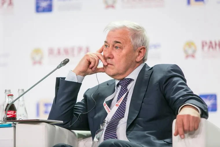 VIII Гайдаровский форум, второй день. Москва, аксаков анатолий, рука у лица