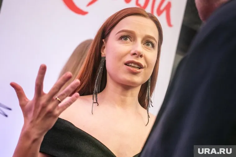 Юлия Савичева расплакалась в посольстве