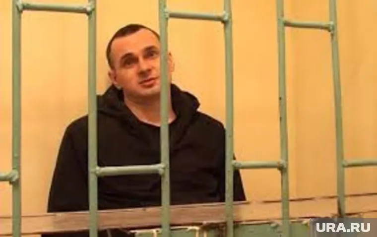 Олег Сенцов (на фото), осужденный на 20 лет строгого режима за терроризм,
содержится на «красной» зоне — порядки здесь устраивает администрация колонии