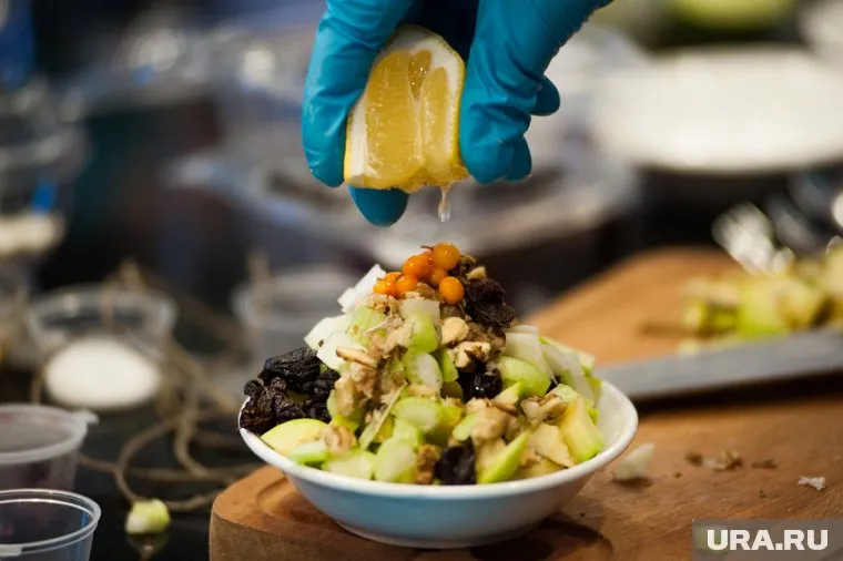 Сергей Маненков приготовил салат, исполнив новогоднее желание школьницы