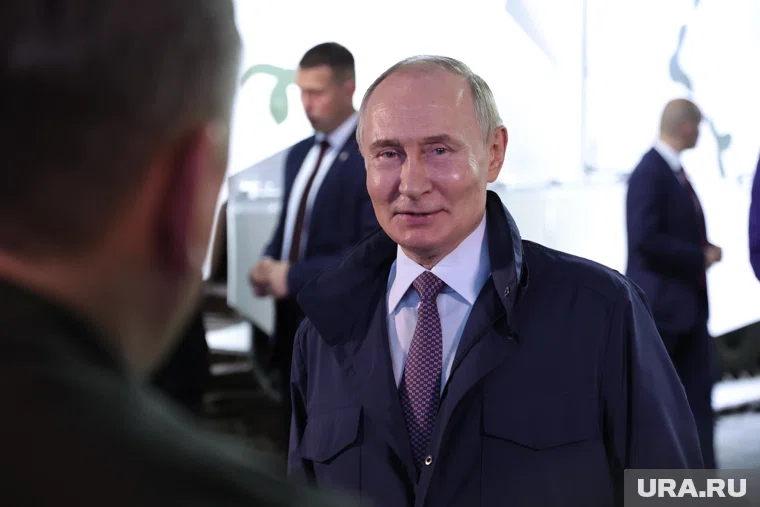 Президент Владимир Путин посетил в сентябре уже второй завод, где делают двигатели для самолетов