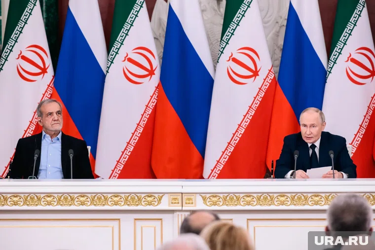 Президент России Владимир Путин и президент Ирана Масуд Пезешкиан провели переговоры в Туркменистане