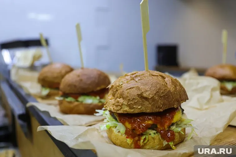 В думе ХМАО разразилась дискуссия о вреде фастфуда и сладких компотов в школьных столовых