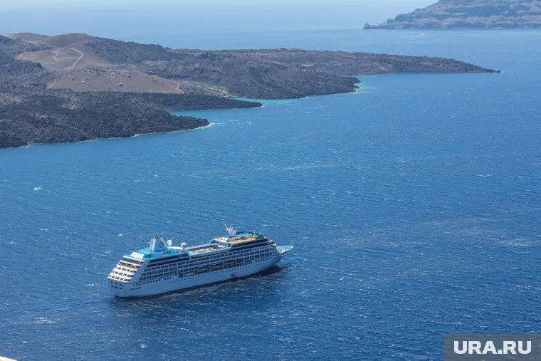 На зараженном лайнере пассажирам приносят еду в каюту