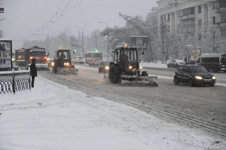 Снегопад. Челябинск, снегоуборочная техника, снегопад, климат, погода, метеоусловия