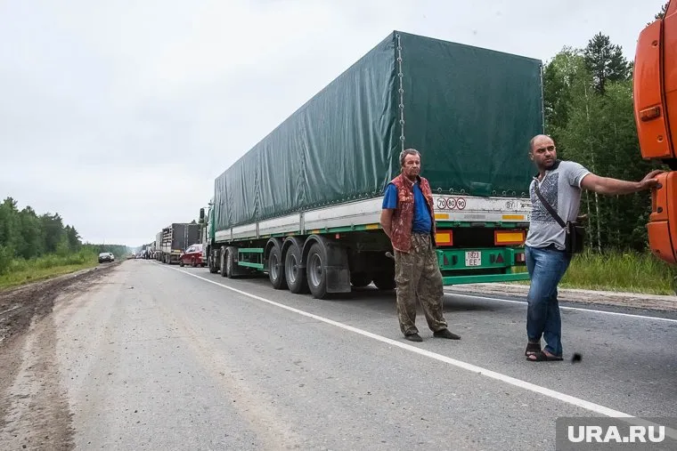 Дальнобойщики утверждают, что таможенники вымогали у них взятки