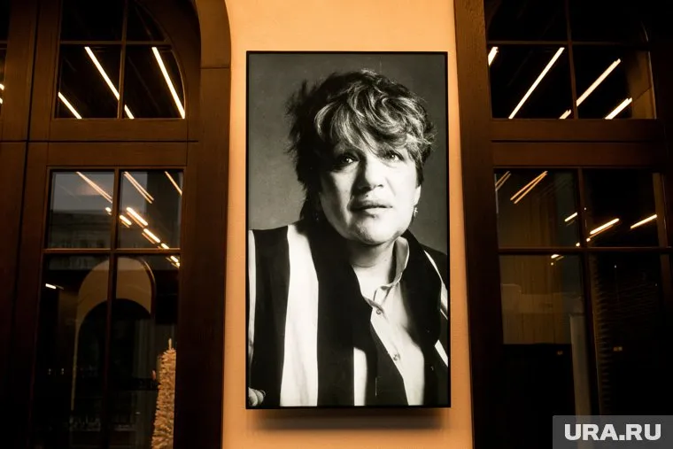 На могиле Галины Волчек неизвестный оставил пачку сигарет