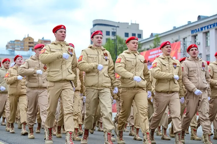 Торжественное прохождение войск Пермского гарнизона и военной техники на Октябрьской площади. Пермь