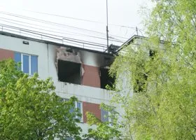 Женщину чуть не прибило дверью во время взрыва в московской квартире
