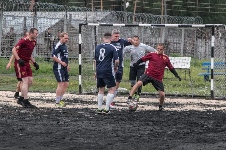 Футбольный матч между командами Курганской областной Думы и заключенными колонии №6. Иковка. Курганская обл, футбольный матч, футбол