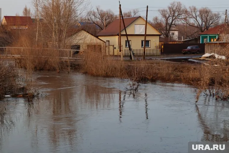 Чтобы минимизировать влагу нужно очистить территорию дома от снега и льда
