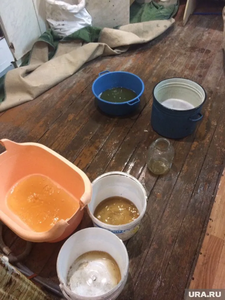 Жителям пришлось бороться с бедствием подручными средствами