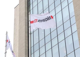 ЕК оценивает последствия возможной продажи активов «Лукойла» в странах Европы