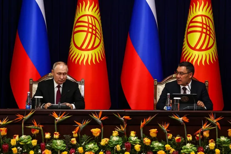 Владимир Путин на торжественном построении, посвященном 20-летию авиабазы в Киргизстане. Бишкек