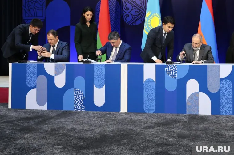Лидеры стран ЕАЭС подписали соглашения о единой системе таможенного транзита