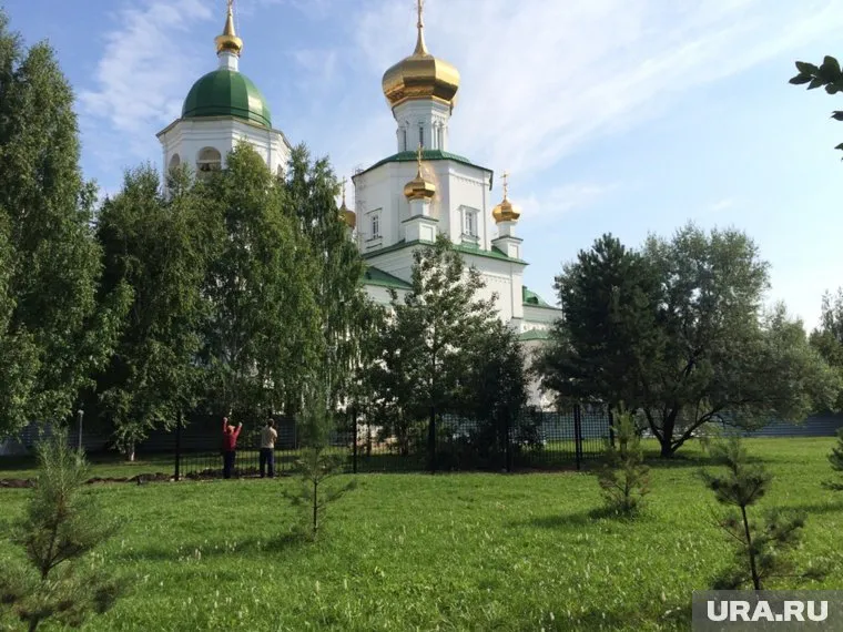 Железный забор на 10-15 метров отступает от «строительного»