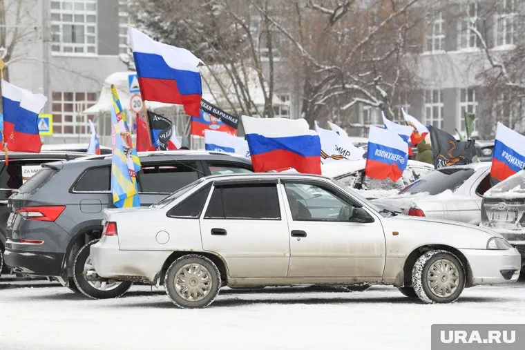 Более 50 автомобилей с флагами и символикой Победы приняли участие в автопробеге (архивное фото)
