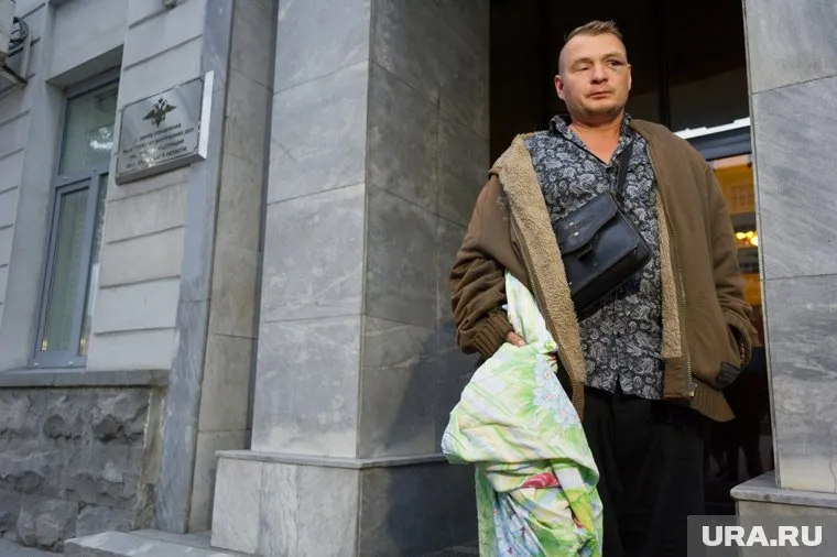 В здание ГУ МВД по Свердловской области Шишов вошел с карабином, из которого были убиты два человека