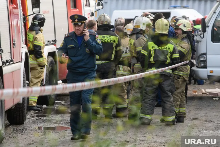 Вход во двор дома огорожен, людей не пускают