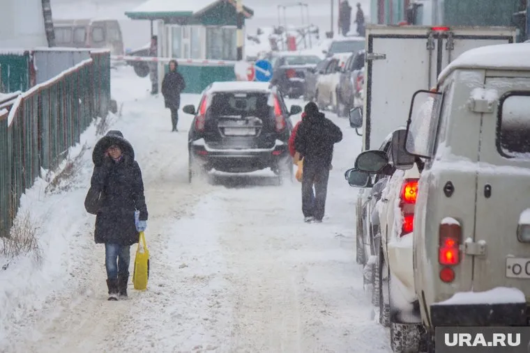 Из-за аварии на переправе через Пур образовалась пробка