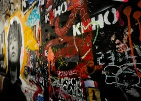 Стену Цоя на Арбате превратили в стену Паши Техника