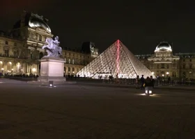 В «Авито» рассказали, действительно ли драгоценности Лувра выставили на продажу