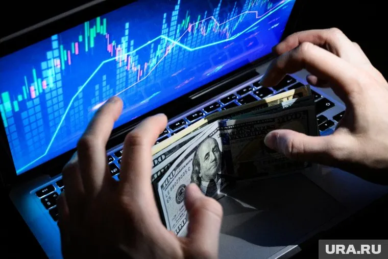 Доллар на Мосбирже торгуется по 83 рубля